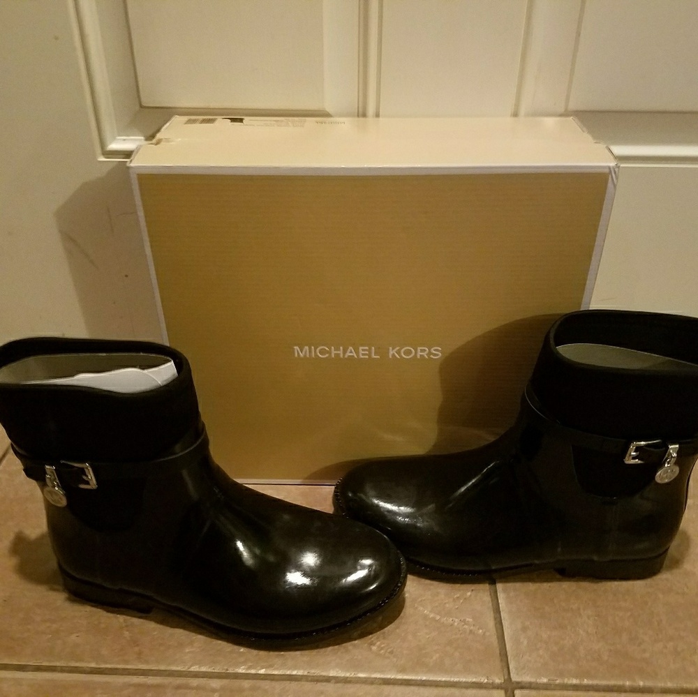 Authent.Micheal kors womens rain boots new in box.